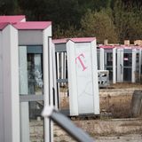 Ausrangierte Telefonzellen stehen auf einem Gelände in Brandenburg