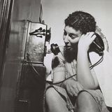 Frau am telefonieren, 1943