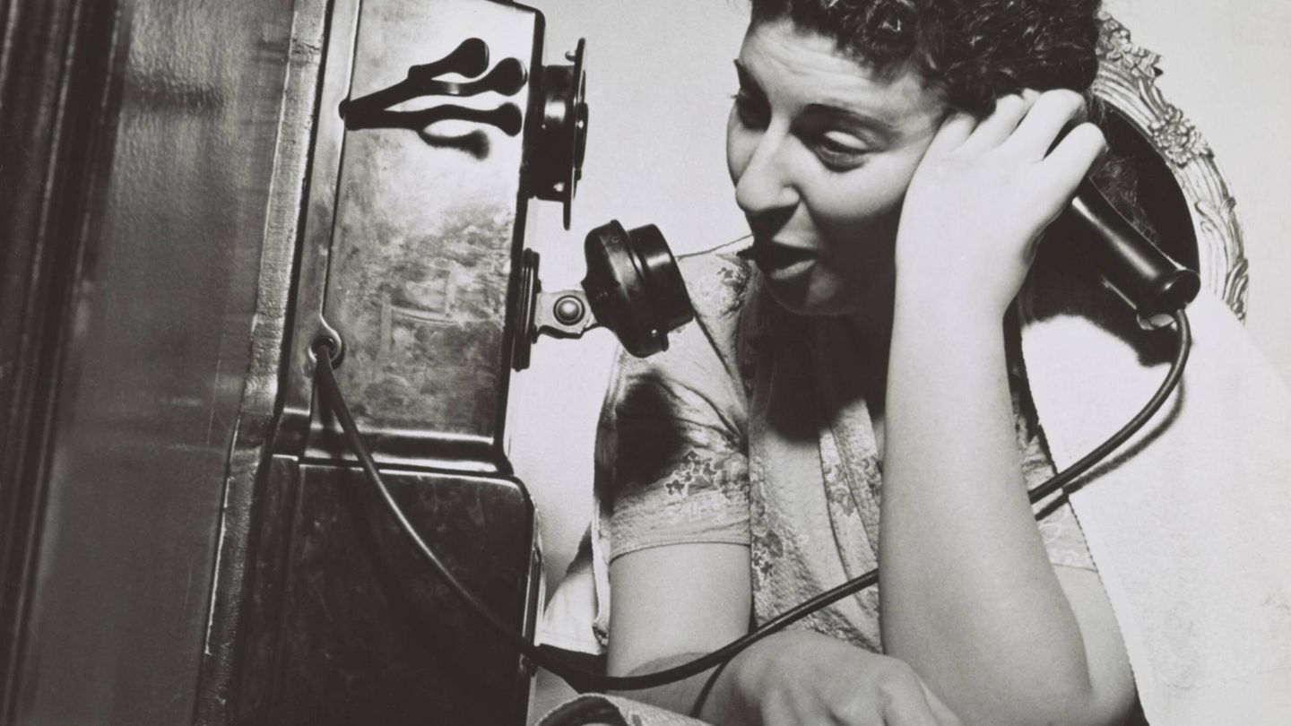Frau beim Telefonieren, 1943 Frau am telefonieren, 1943