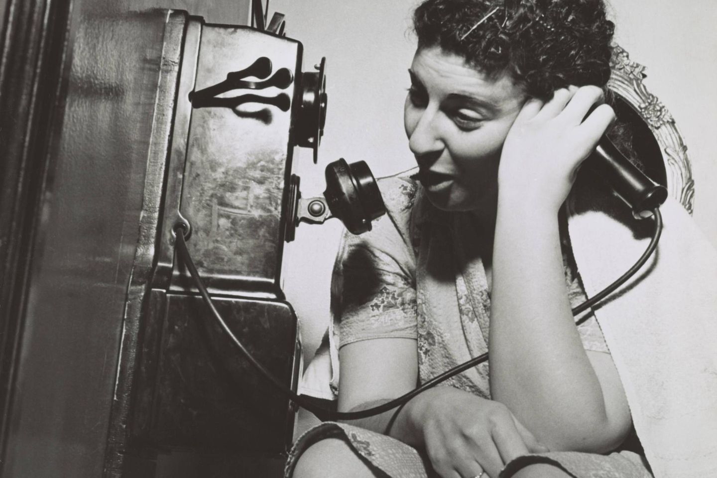 Frau am telefonieren, 1943