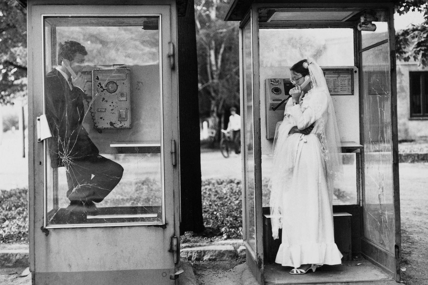 Hochzeitspaar in Telefonzellen, Leipzig 1984