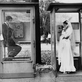 Hochzeitspaar in Telefonzellen, Leipzig 1984