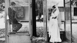Hochzeitspaar in Telefonzellen, Leipzig 1984