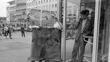 Mann in einer Telefonzelle im Jahr 1957