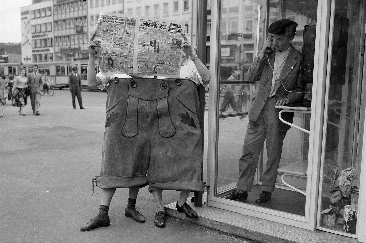 Mann in einer Telefonzelle im Jahr 1957