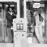 Zwei Männer telefonieren in zwei Telefonzellen