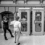 Männer vor mehreren Telefonzellen