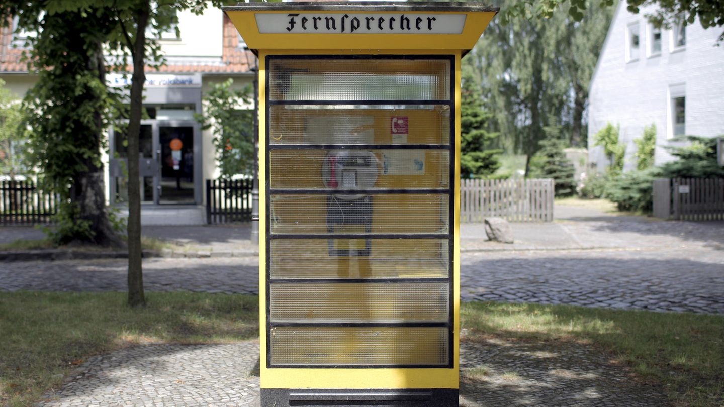 Historischer Fernsprecher in Lübars am Rande Berlins Gelber Fernsprcher in Berin