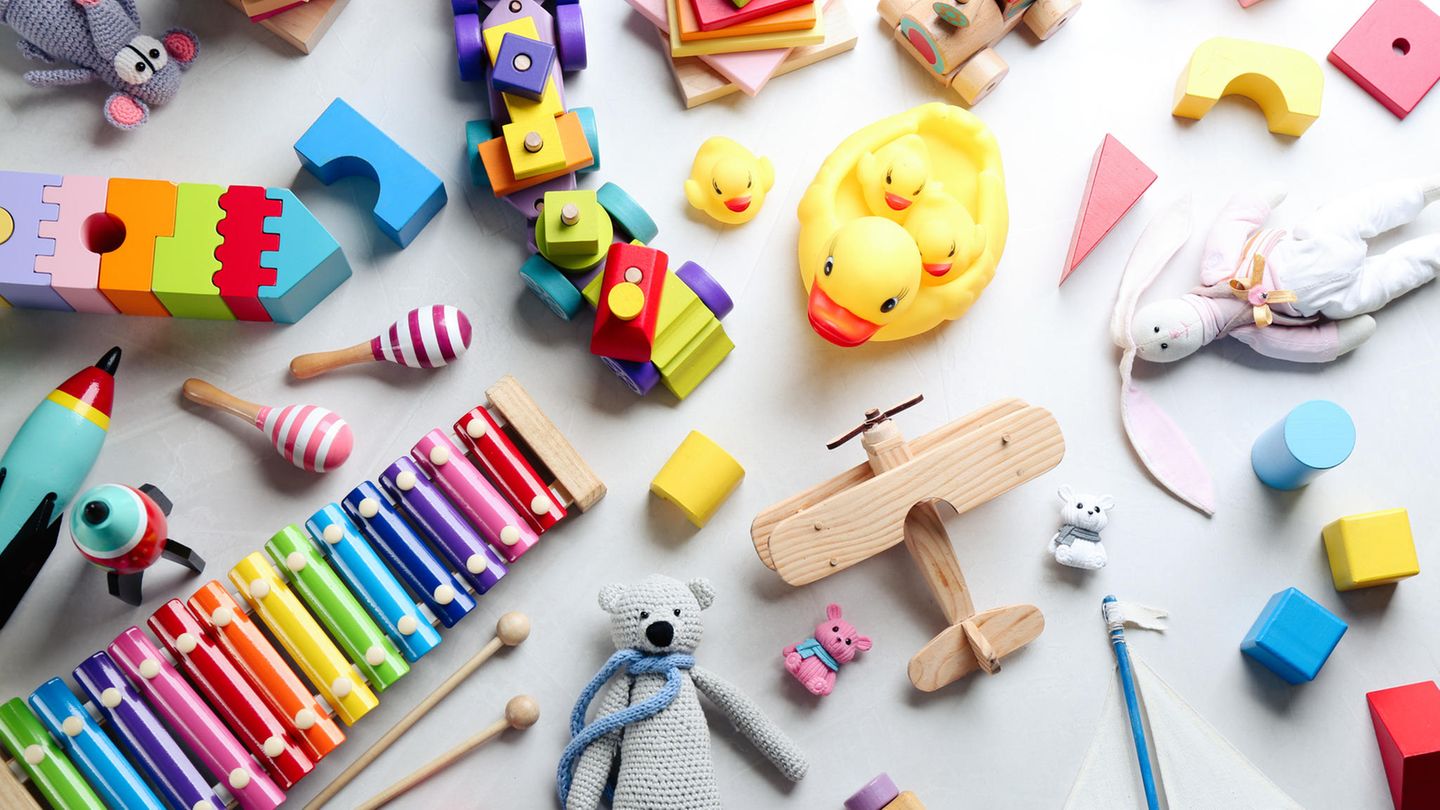 Gemischtes Kinderspielzeug von oben fotografiert