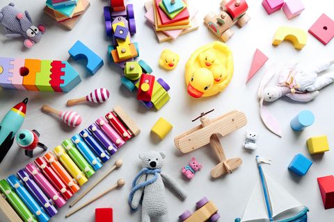 Gemischtes Kinderspielzeug von oben fotografiert