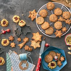 Plätzchen in verschiedenen Formen auf einer grauen Arbeitsplatte - Wir backen drei verschiedene Plätzchen aus einem Teig