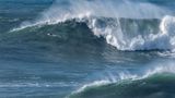 Bigwave Surfer Freddy Olander in den Wellen von Nazaré