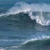 Bigwave Surfer Freddy Olander in den Wellen von Nazaré