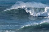Bigwave Surfer Freddy Olander in den Wellen von Nazaré