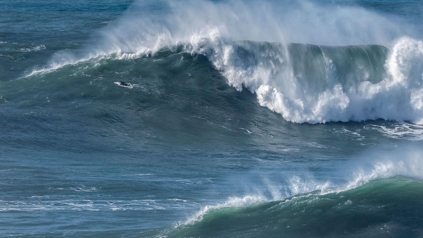 Bigwave Surfer Freddy Olander in den Wellen von Nazaré
