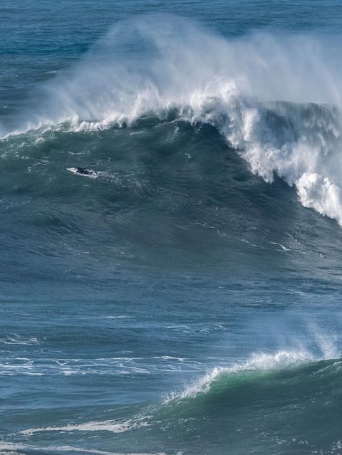 Bigwave Surfer Freddy Olander in den Wellen von Nazaré