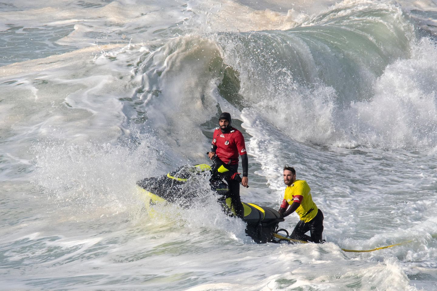 Bigwave-Surfer Freddy Olander auf einem Jetski in Nazaré