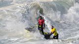 Bigwave-Surfer Freddy Olander auf einem Jetski in Nazaré