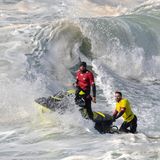 Bigwave-Surfer Freddy Olander auf einem Jetski in Nazaré