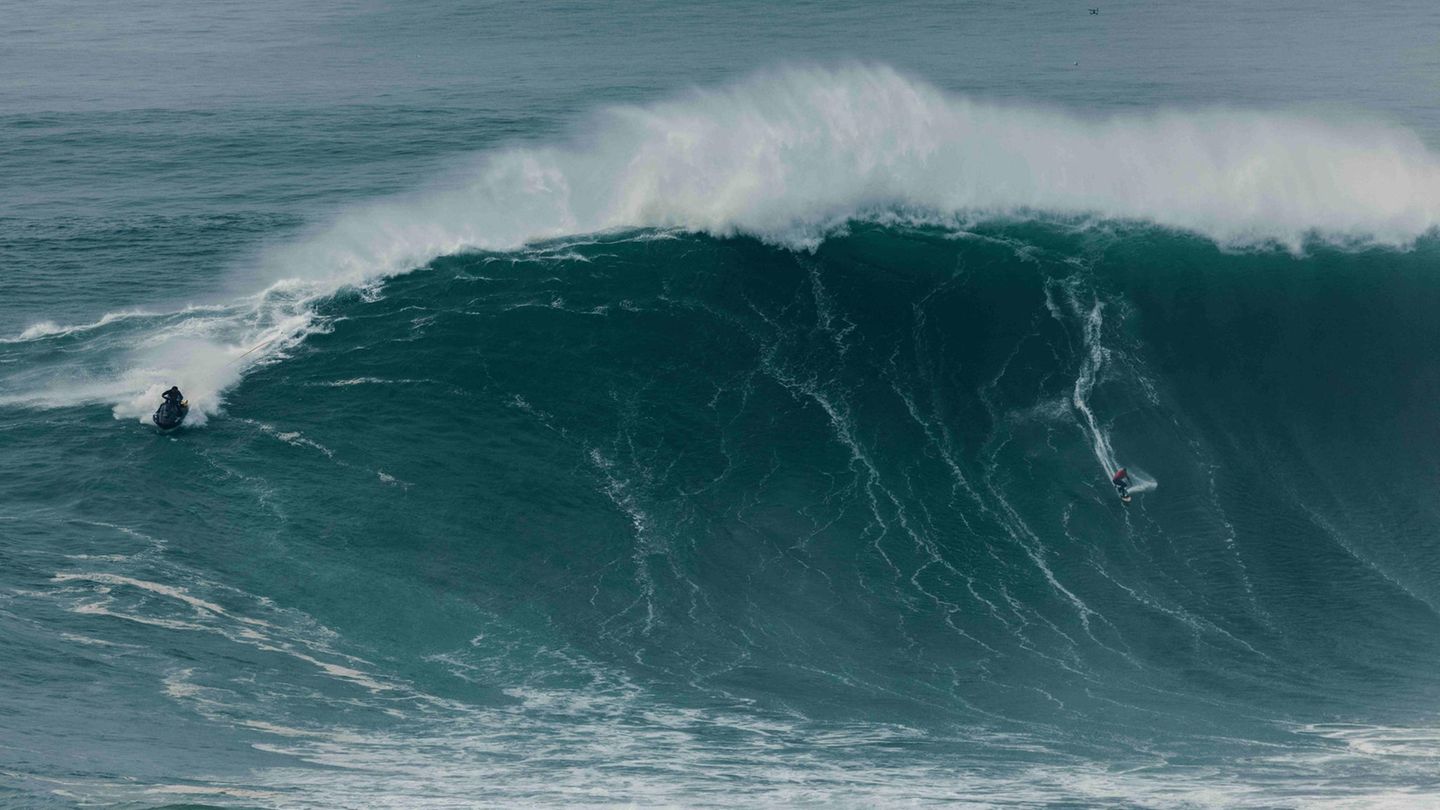 Bigwave-Surfer Nic von Rupp surft eine gigantische Welle in Nazaré