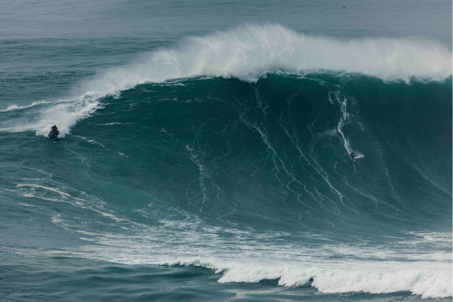 Bigwave-Surfer Nic von Rupp surft eine gigantische Welle in Nazaré