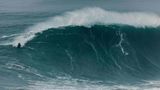 Bigwave-Surfer Nic von Rupp surft eine gigantische Welle in Nazaré