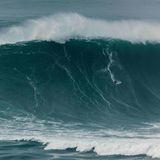 Bigwave-Surfer Nic von Rupp surft eine gigantische Welle in Nazaré