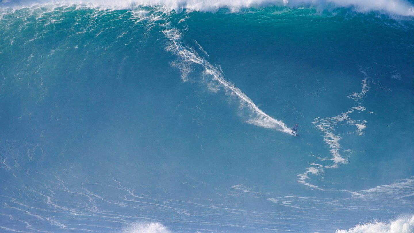 Der Bigwave-Surfer Sebastian Steudtner bei seiner Weltrekord Welle in Nazaré