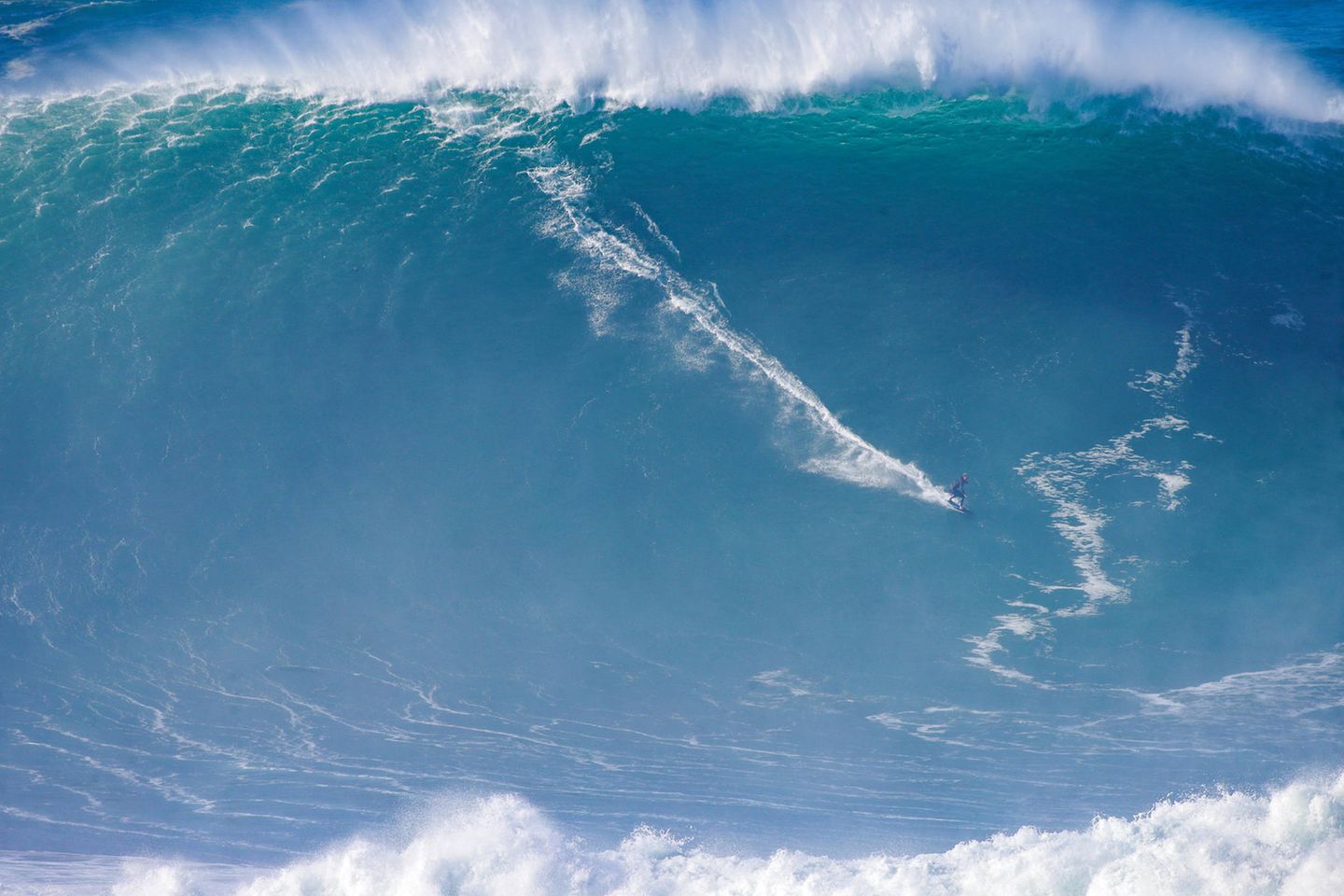 Der Bigwave-Surfer Sebastian Steudtner bei seiner Weltrekord Welle in Nazaré