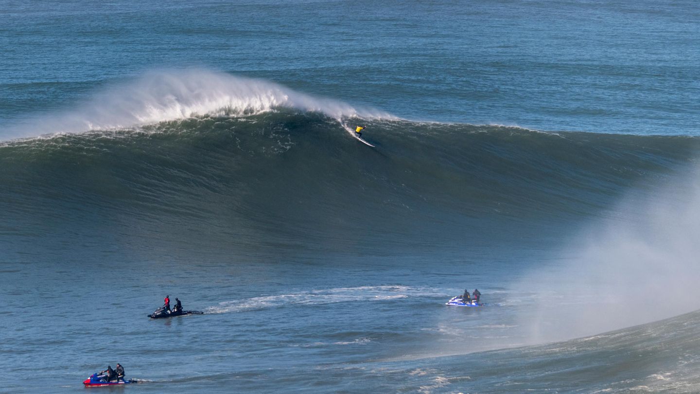 In den Wellen von Nazaré können die Surfer sterben Der Bigwave Surfer Freddy Olander beim Training in Nazaré