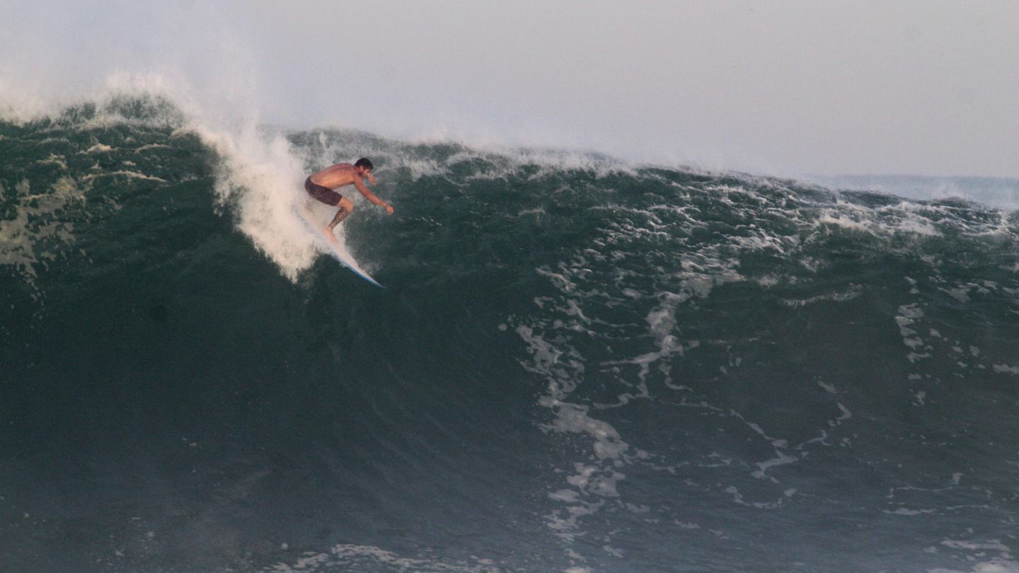 Surfer Freddy Olander auf einer großen Welle