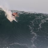 Surfer Freddy Olander auf einer großen Welle