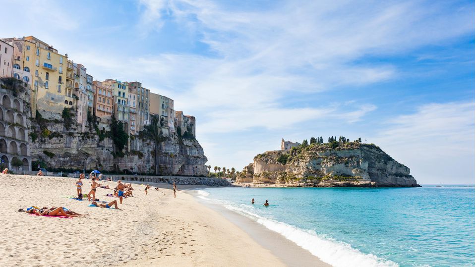 Strand Spiagga della Rotonda mit badenden Menschen