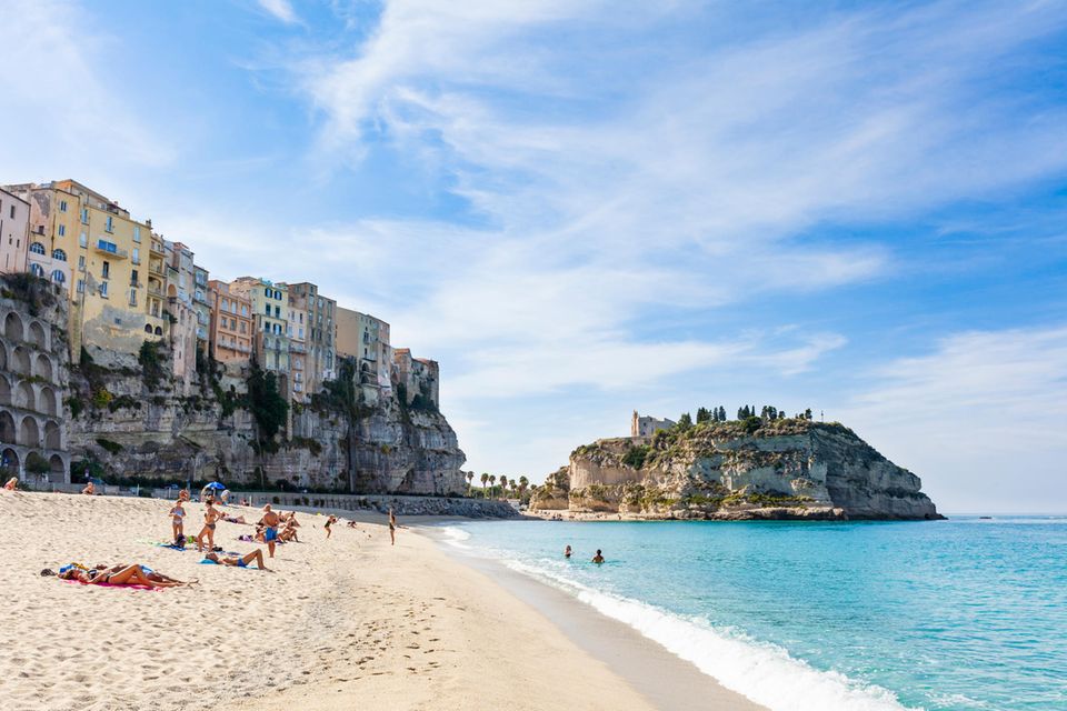 Strand Spiagga della Rotonda mit badenden Menschen