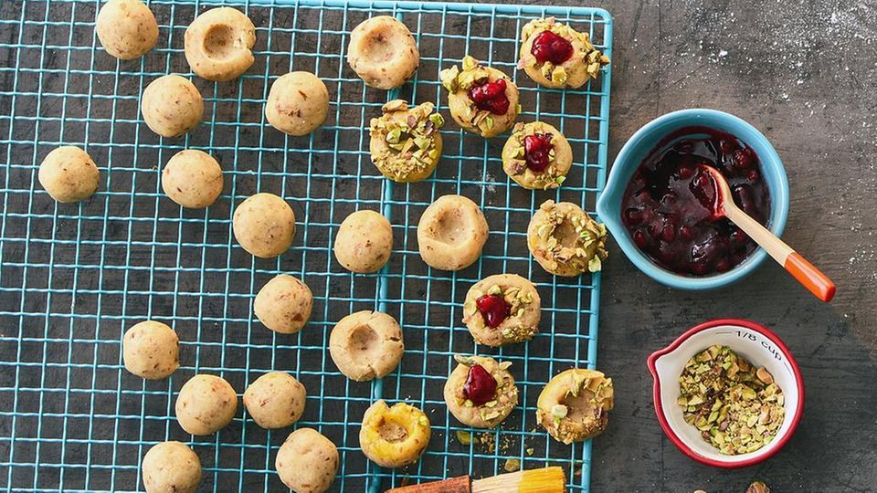 Pistatzien-Preiselbeer-Plätzchen - Wir backen drei verschiedene Plätzchen aus einem Teig Pistatzien-Preiselbeer-Plätzchen - Wir backen drei verschiedene Plätzchen aus einem Teig