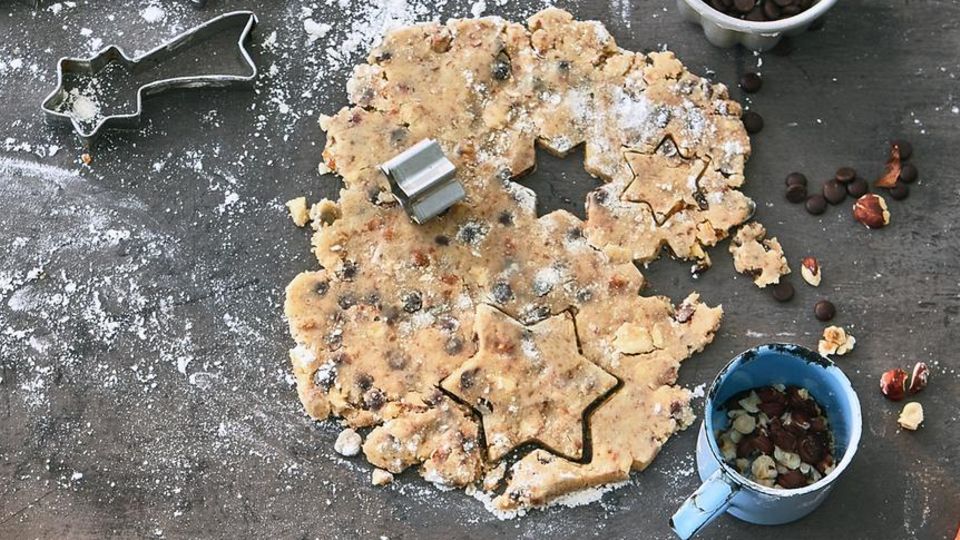 Schoko-Haselnuss-Kekse - Wir backen drei verschiedene Plätzchen aus einem Teig Schoko-Haselnuss-Kekse - Wir backen drei verschiedene Plätzchen aus einem Teig
