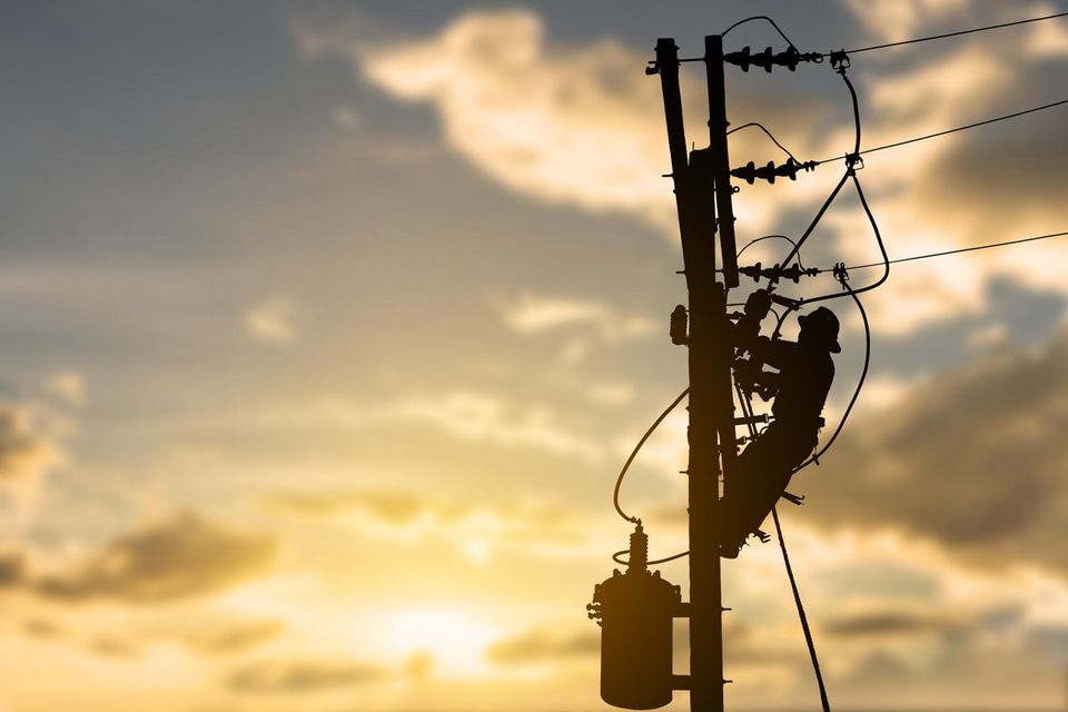 Knapp 150 Jahre nachdem Thomas Edison die Glühbirne patentieren ließ, geht ohne Strom nichts mehr auf der Welt. Doch wie sicher ist das Netz?