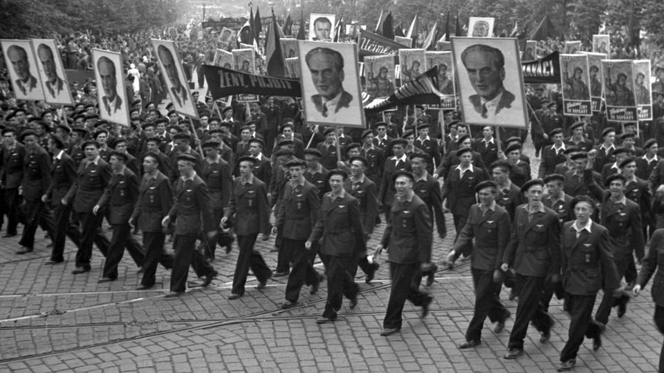 Als vermeintlich unantastbarer Generalsekretär der KPČ wurde Rudolf Slánský noch gefeiert (hier 1950). Nur ein Jahr später erfolgte die Festnahme