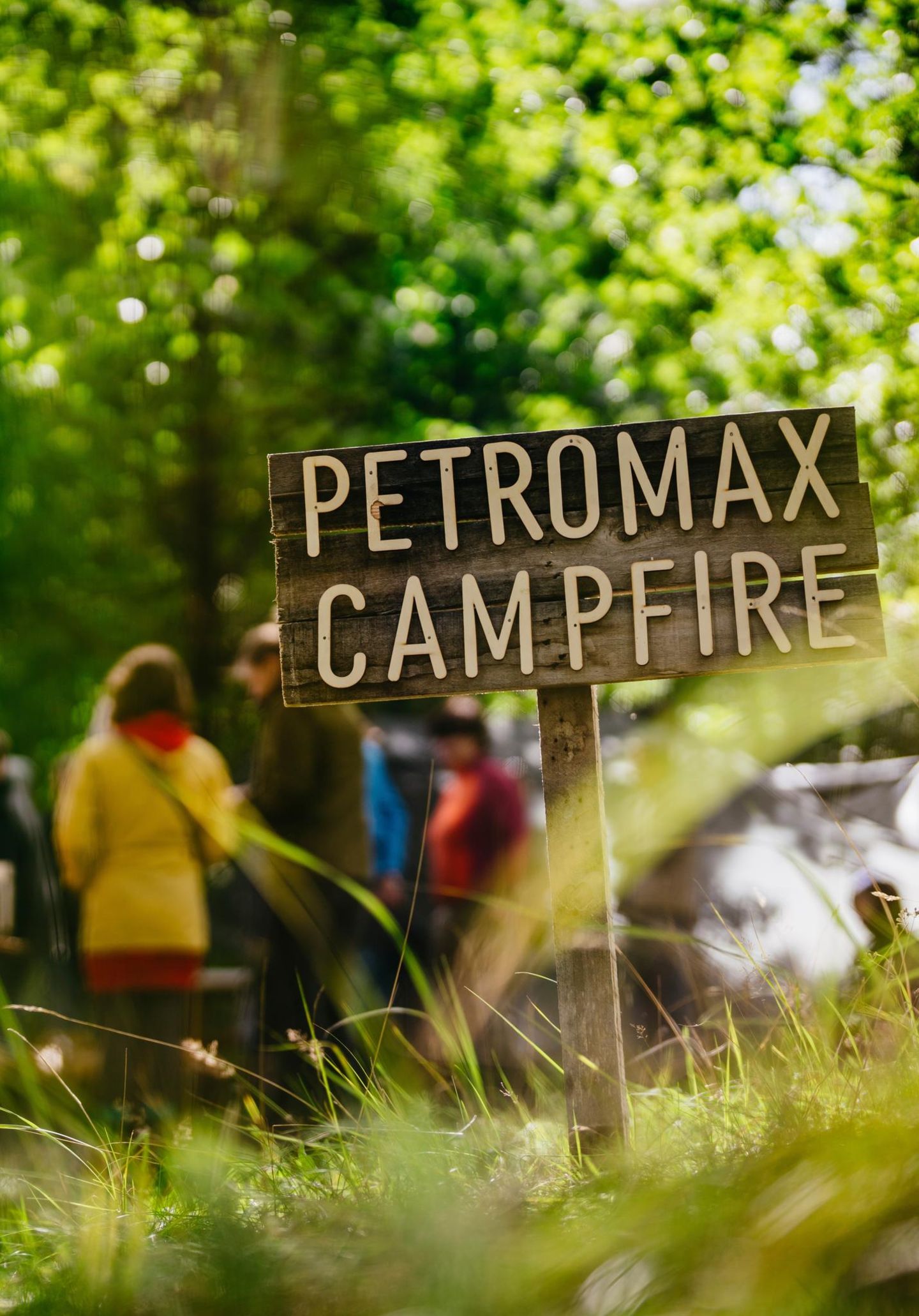 Holzschild auf dem Petromax Campfire geschrieben steht