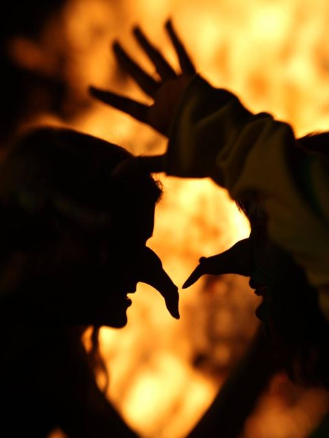 Hexe vor einem Feuer bei der Walpurgisnacht in Erfurt