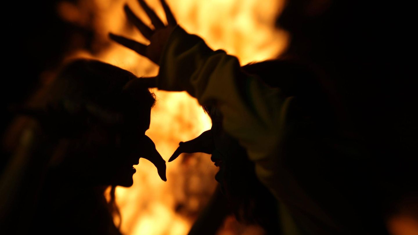 Hexe vor einem Feuer bei der Walpurgisnacht in Erfurt