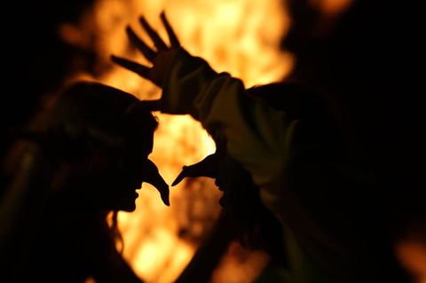 Hexe vor einem Feuer bei der Walpurgisnacht in Erfurt