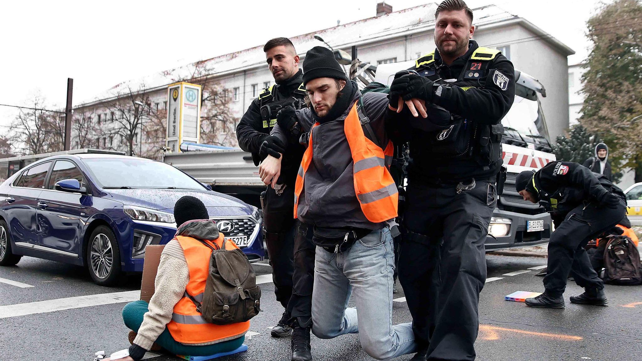 Seit Monaten blockieren die Aktivistinnen und Aktivisten der "Letzten Generation" Straßen in Deutschland. Wie zielführend ist ihr Protest?