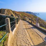 Sandiger Weg über Berge, auf der rechten Seite ist das Meer