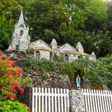 Kleine Kirche, die mit bunten Steinen verziert ist