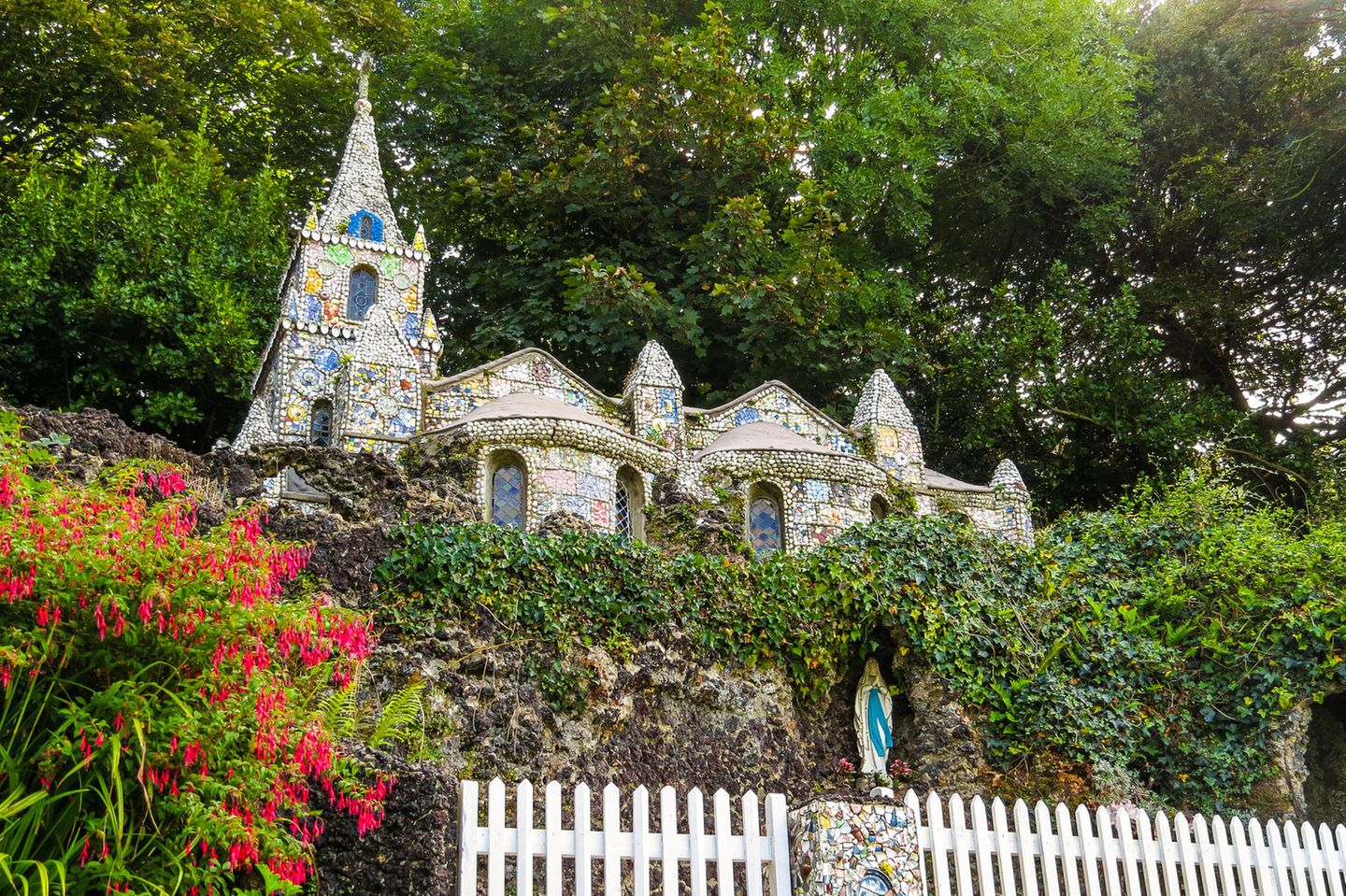 Echter Hingucker – Little Chapel auf Guernsey Kleine Kirche, die mit bunten Steinen verziert ist