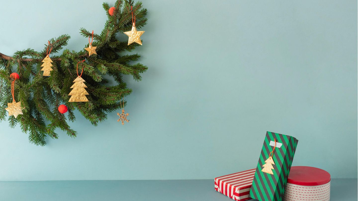 Ein Zweig mit Weihnachtsanhängern - Anleitung zum Weihnachtsanhänger basteln