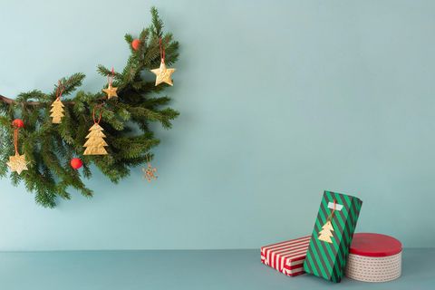 Ein Zweig mit Weihnachtsanhängern - Anleitung zum Weihnachtsanhänger basteln