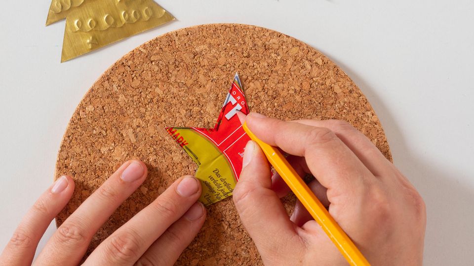 Jemand drückt mit einem Stift Muster in einen Stern. Jemand drückt mit einem Stift Muster in einen Stern.