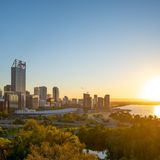 Blick auf die Stadt, im Vordergrund sind einige Bäume